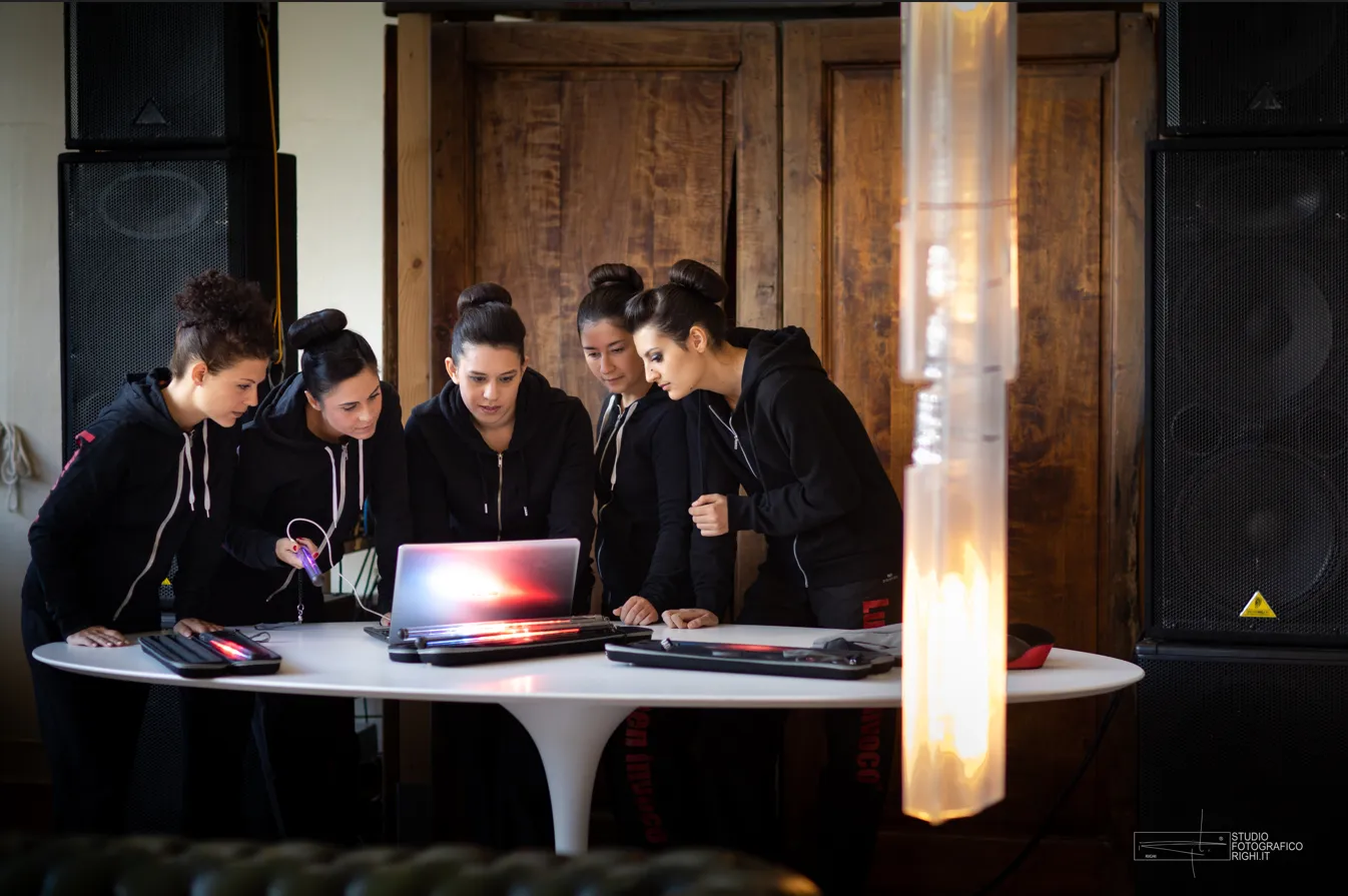 Foto professionale del team artistico Lumen Invoco durante la progettazione di eventi corporate.