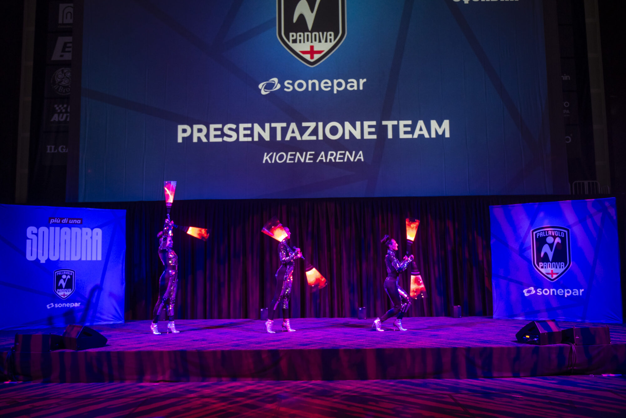 Spettacolo di luci LED ideale come animazione pre-partita o show intervallo partita