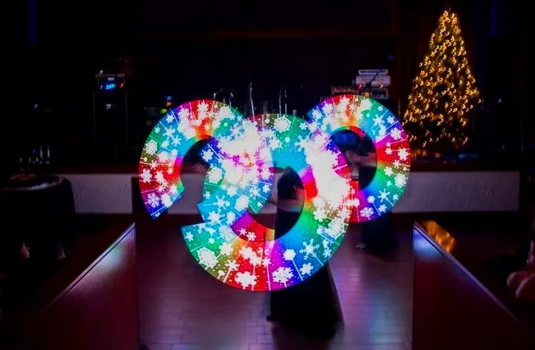 Spettacoli per Cene Aziendali Natalizie: le idee più esclusive per la tua Festa di Fine Anno - Performance visiva elegante per intrattenimento aziendale cena di gala natalizia