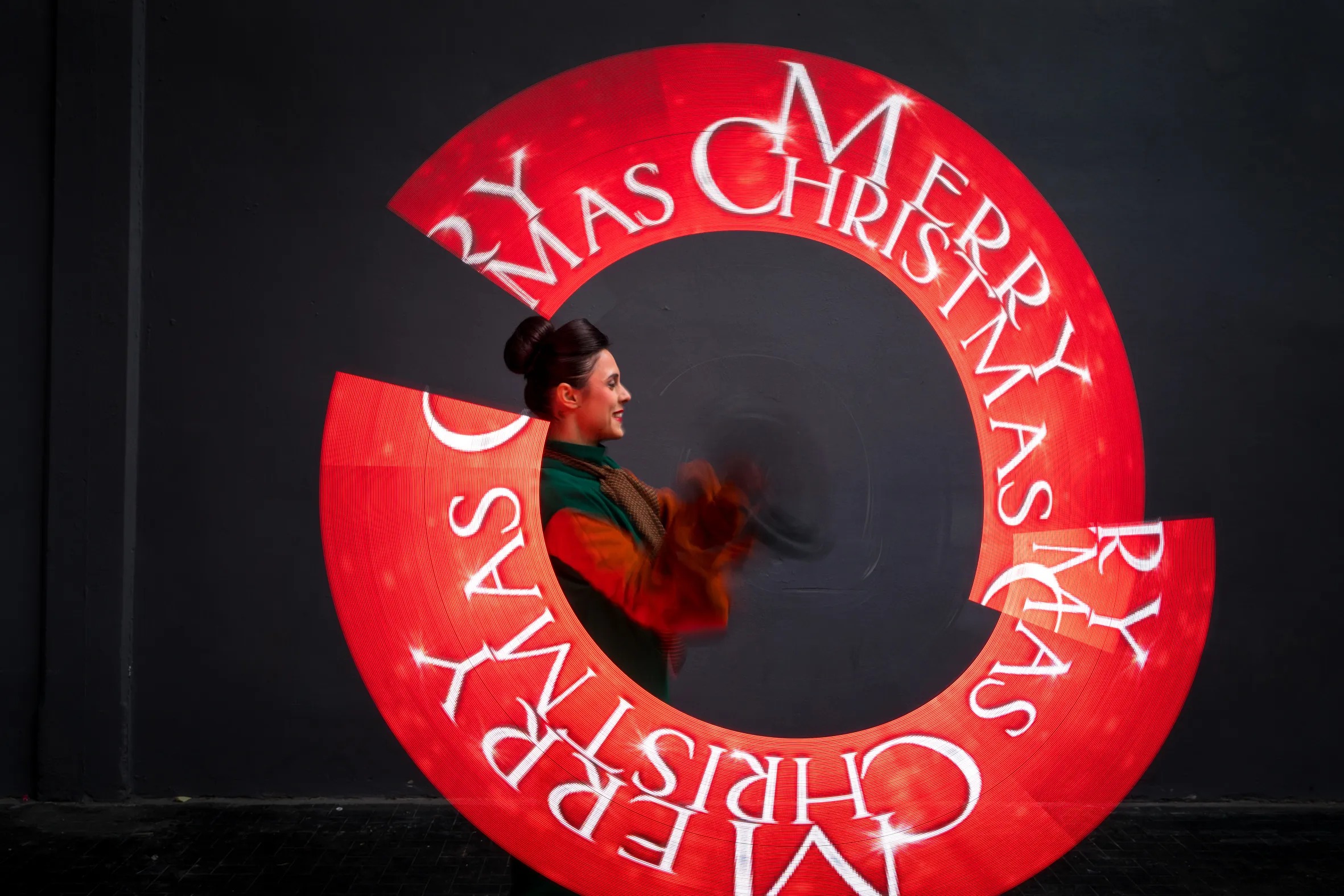 Spettacoli per Cene Aziendali Natalizie: le idee più esclusive per la tua Festa di Fine Anno - Performance visiva per intrattenimento aziendale Natale