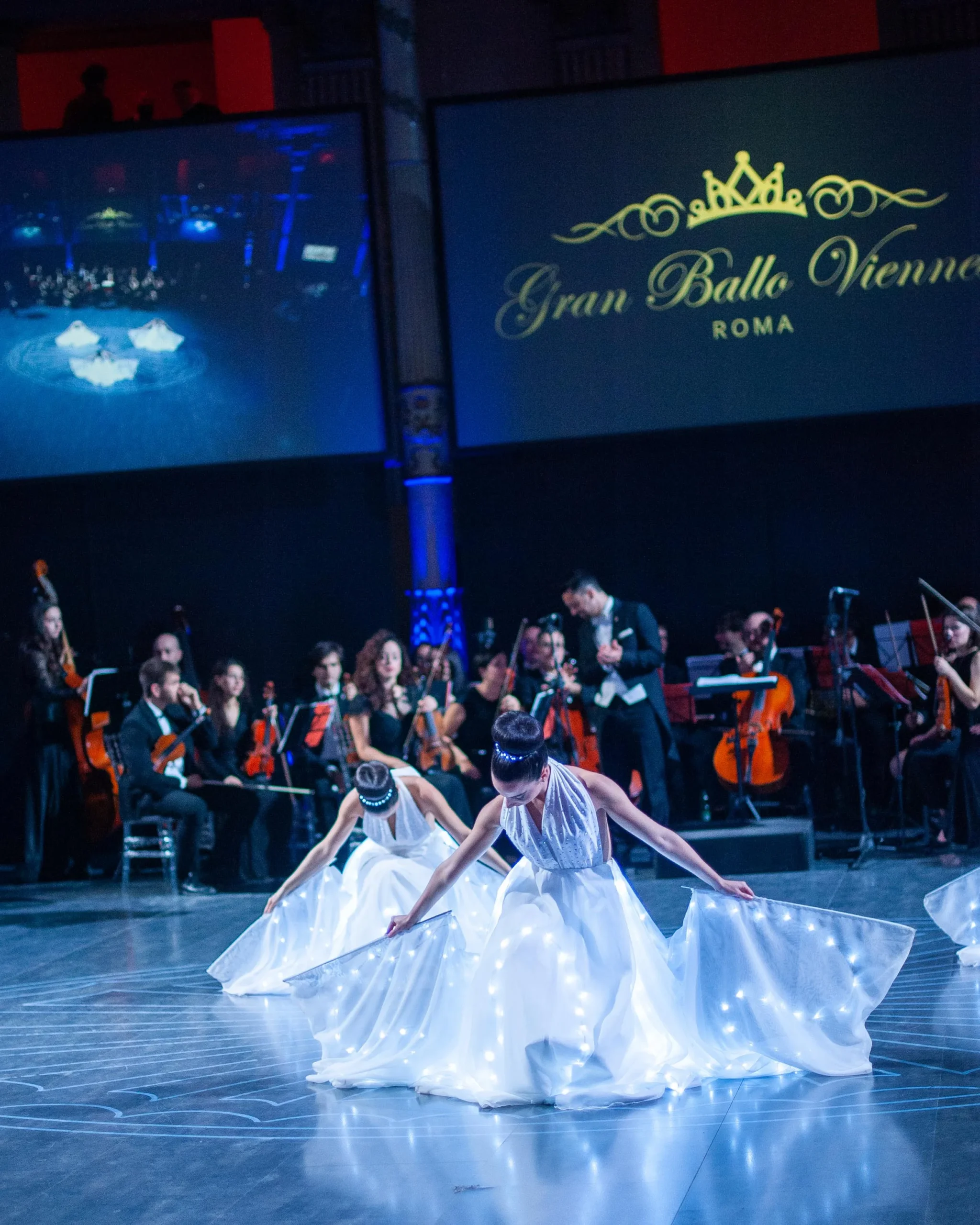 Spettacolo di apertura con farfalle luminose per cene di gala al Gran Ballo delle Debuttanti.