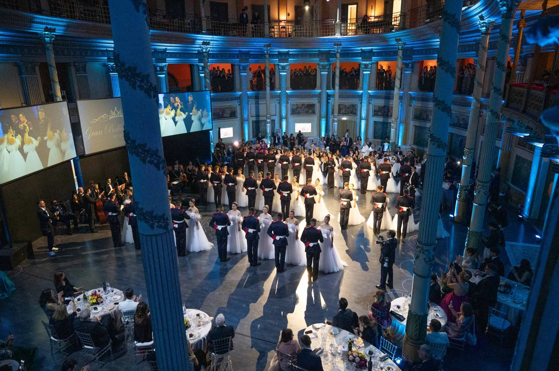 L'ingresso formale delle Debuttanti con i loro Accompagnatori al Gran Ballo delle Debuttanti dopo l'apertura con le farfalle luminose per cene di gala