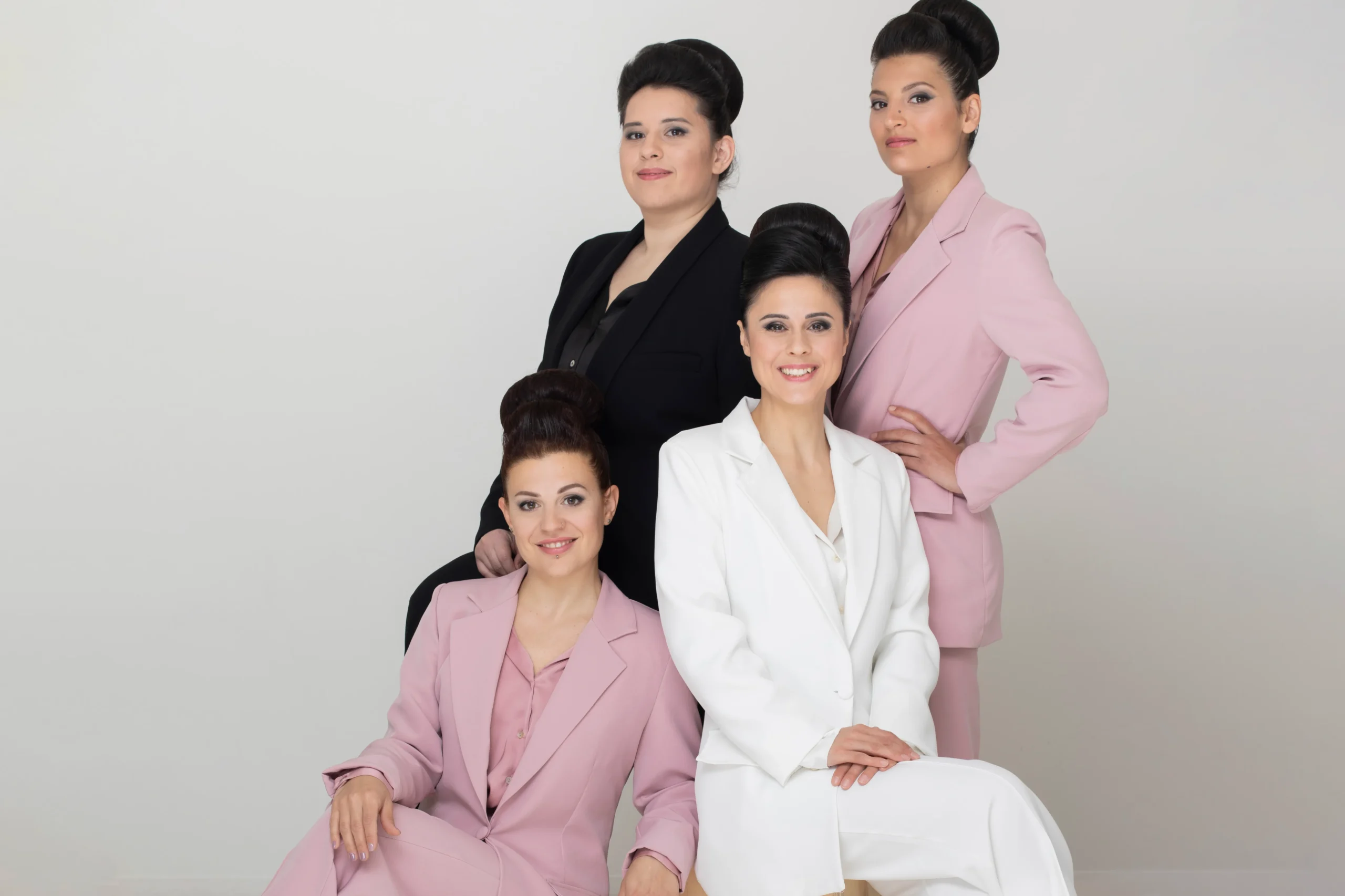 Il team di artiste Lumen Invoco specializzate in spettacoli luminosi e performance di fuoco per eventi di prestigio.