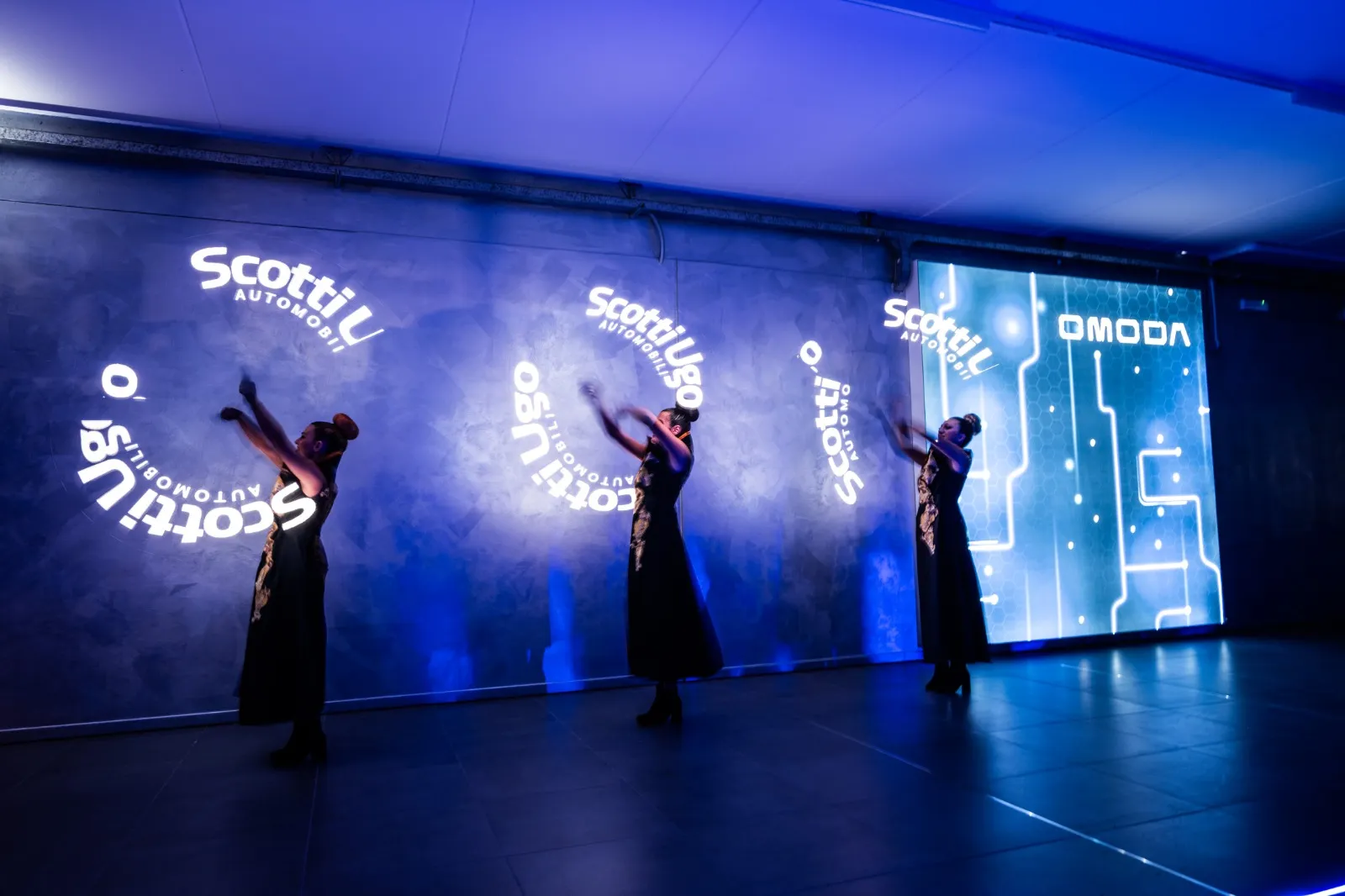 Lancio nuova auto con spettacolo LED personalizzato Lumen Invoco e logo Scotti Auto per evento Omoda E Jaecoo.