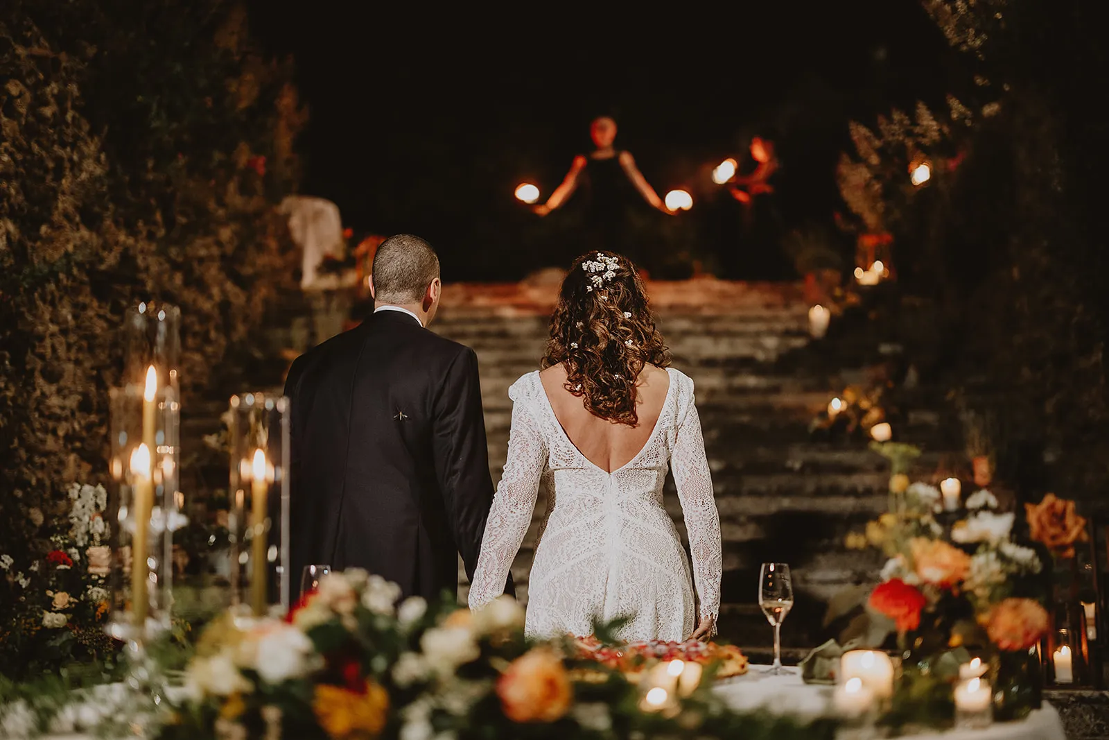 Artisti di Lumen Invoco guidano gli sposi con strumenti di fuoco durante un matrimonio nel Mugello.