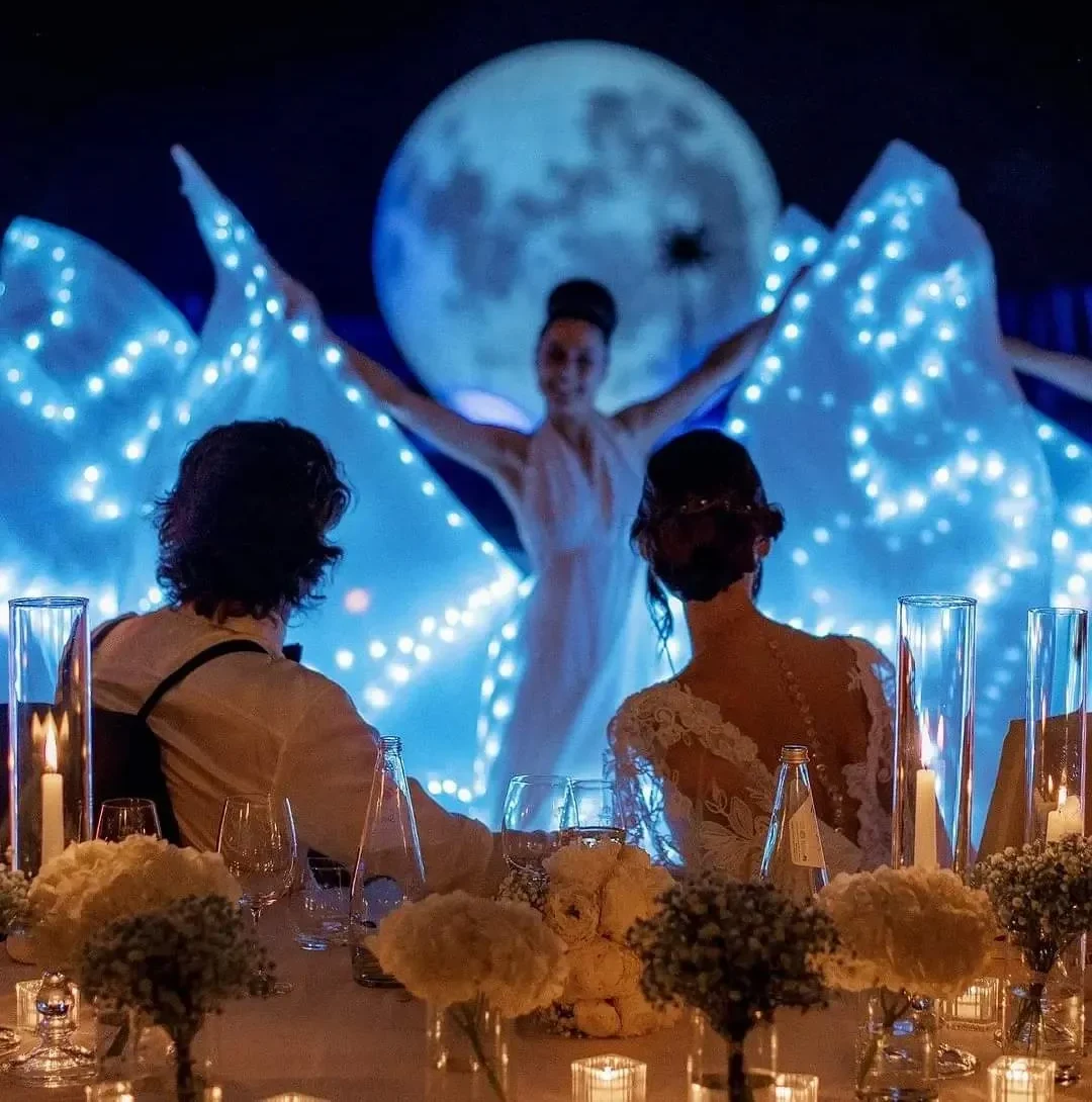Performance itinerante di Farfalle Luminose Lumen Invoco per l'accoglienza, soluzione magica di intrattenimento matrimonio in Toscana.