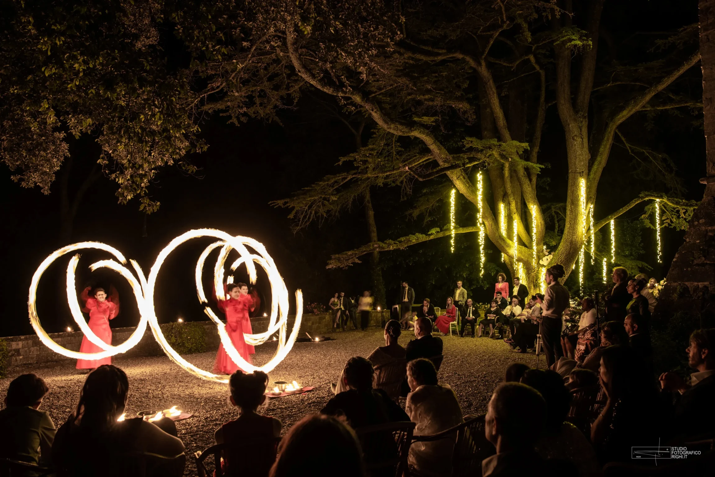 Gran finale di uno spettacolo con fuoco di Lumen Invoco per un matrimonio al Castello Il Palagio in Toscana.