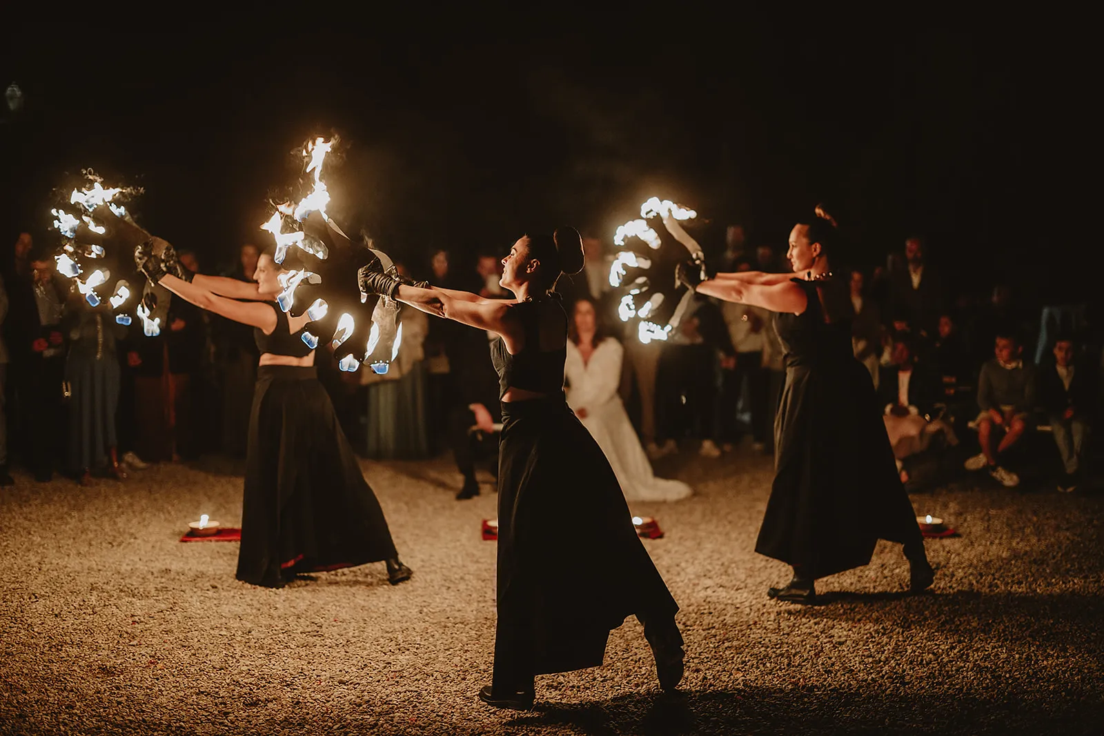 Sposi incantati durante lo spettacolo di fuoco di Lumen Invoco per un matrimonio nel Mugello a Villa di Striano.