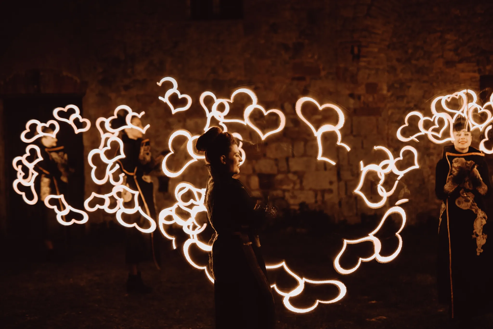 Show tecnologico LED di Lumen Invoco con proiezione grafica, avanguardia nell'intrattenimento matrimonio in Toscana.