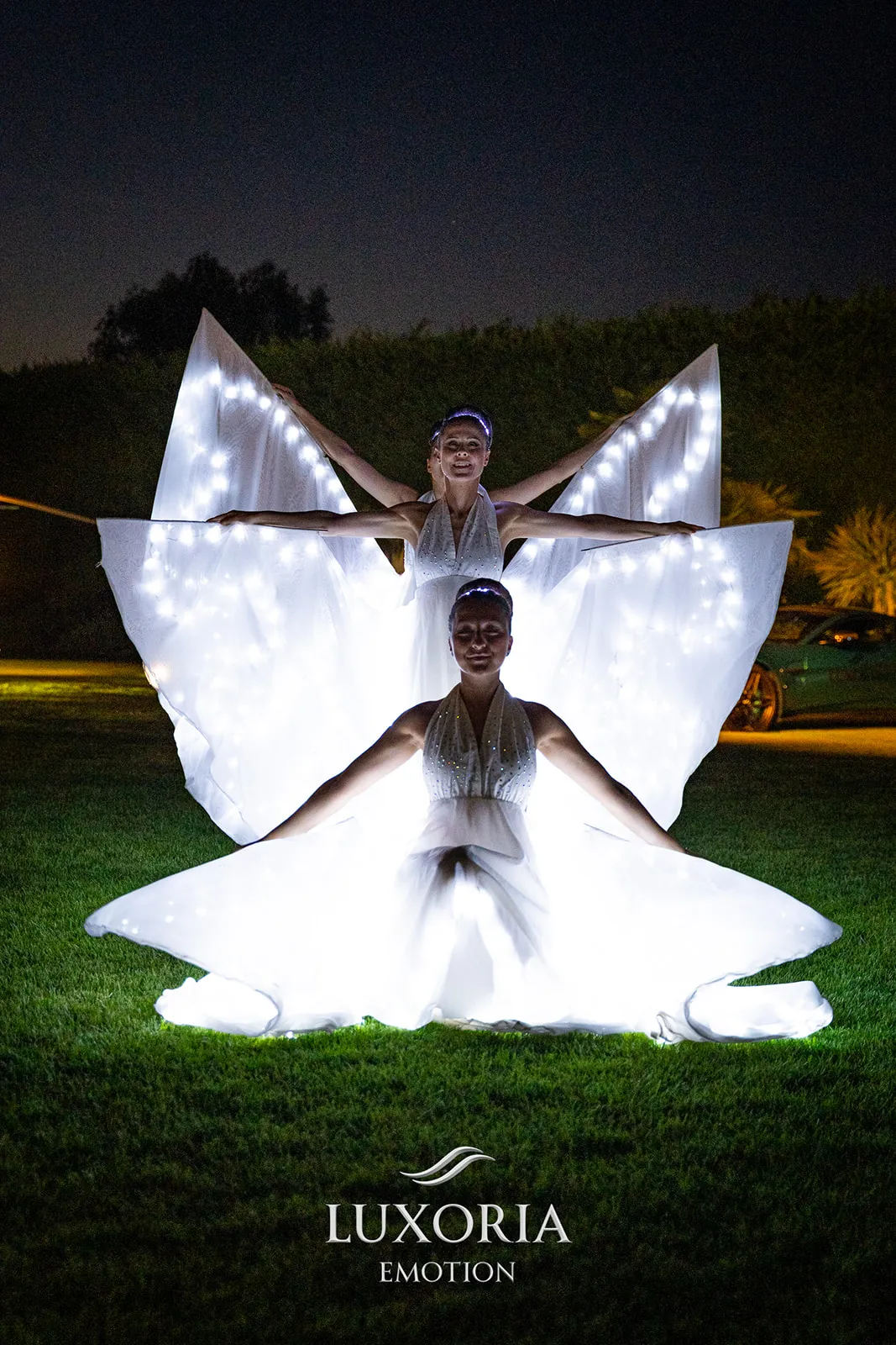 Ballerina con ali LED butterfly durante uno spettacolo di farfalle luminose per eventi aziendali