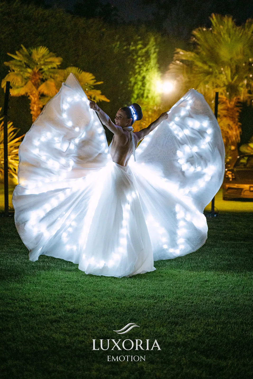 Ballerina del team Lumen Invoco con costume luminoso durante uno spettacolo per inaugurazione ed eventi aziendali d'élite