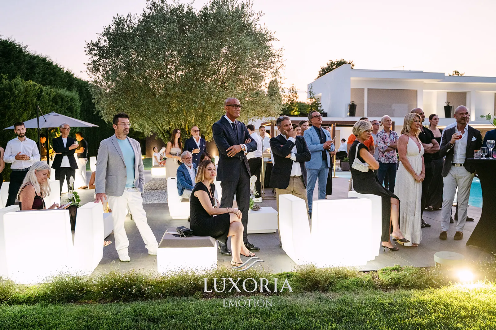 Ospiti e pubblico entusiasti durante uno spettacolo per inaugurazione brand di lusso
