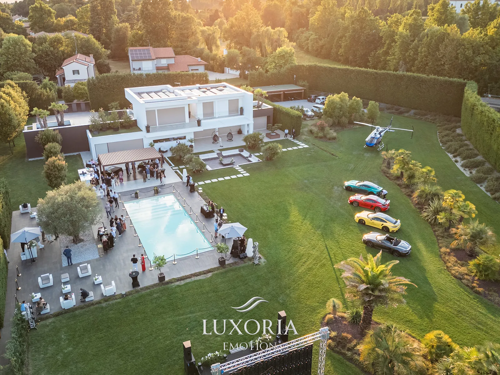 Panoramica dall'alto della location per lo spettacolo per inaugurazione con auto di lusso ed elicottero