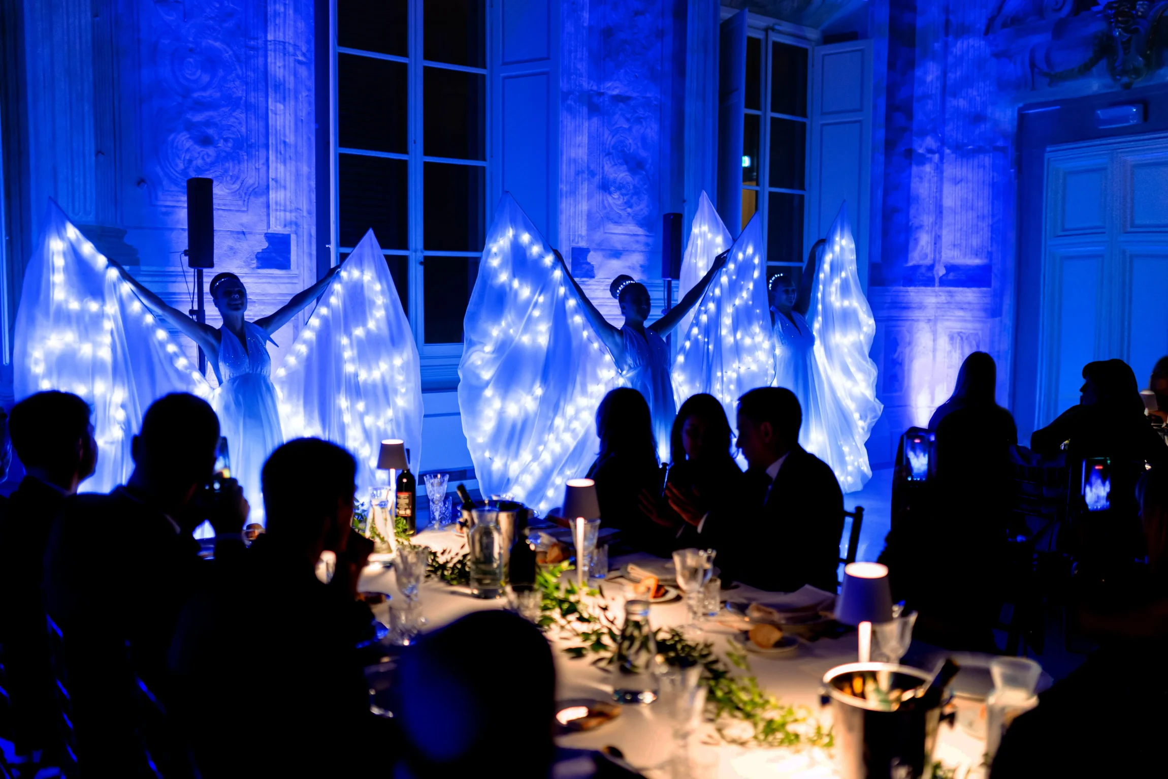 pettacolo LED personalizzato con tecnologia visiva ad alta risoluzione durante la cena aziendale a Firenze