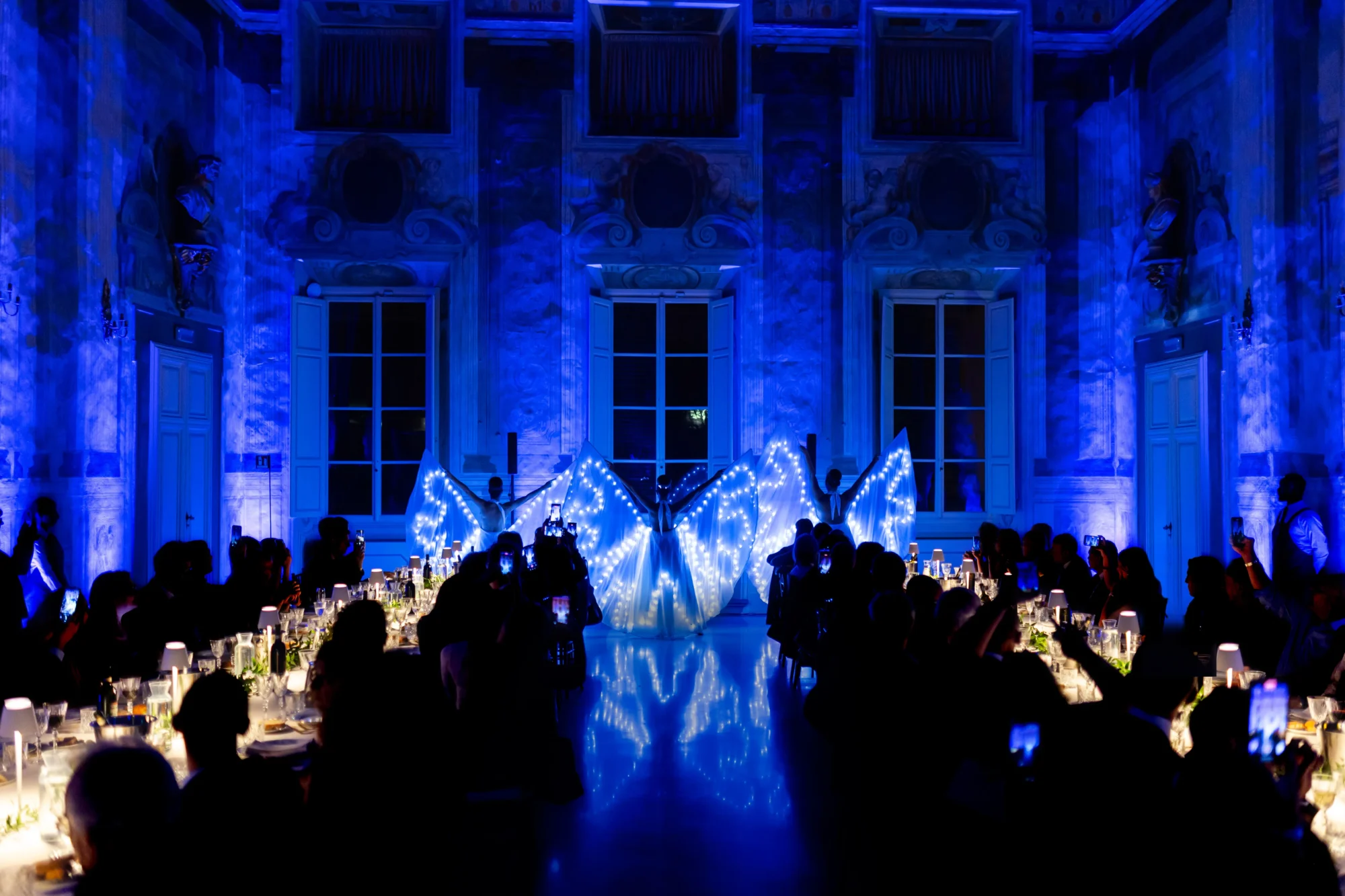 Accoglienza scenografica con Farfalle Luminose durante una cena aziendale a Firenze a Palazzo Pucci