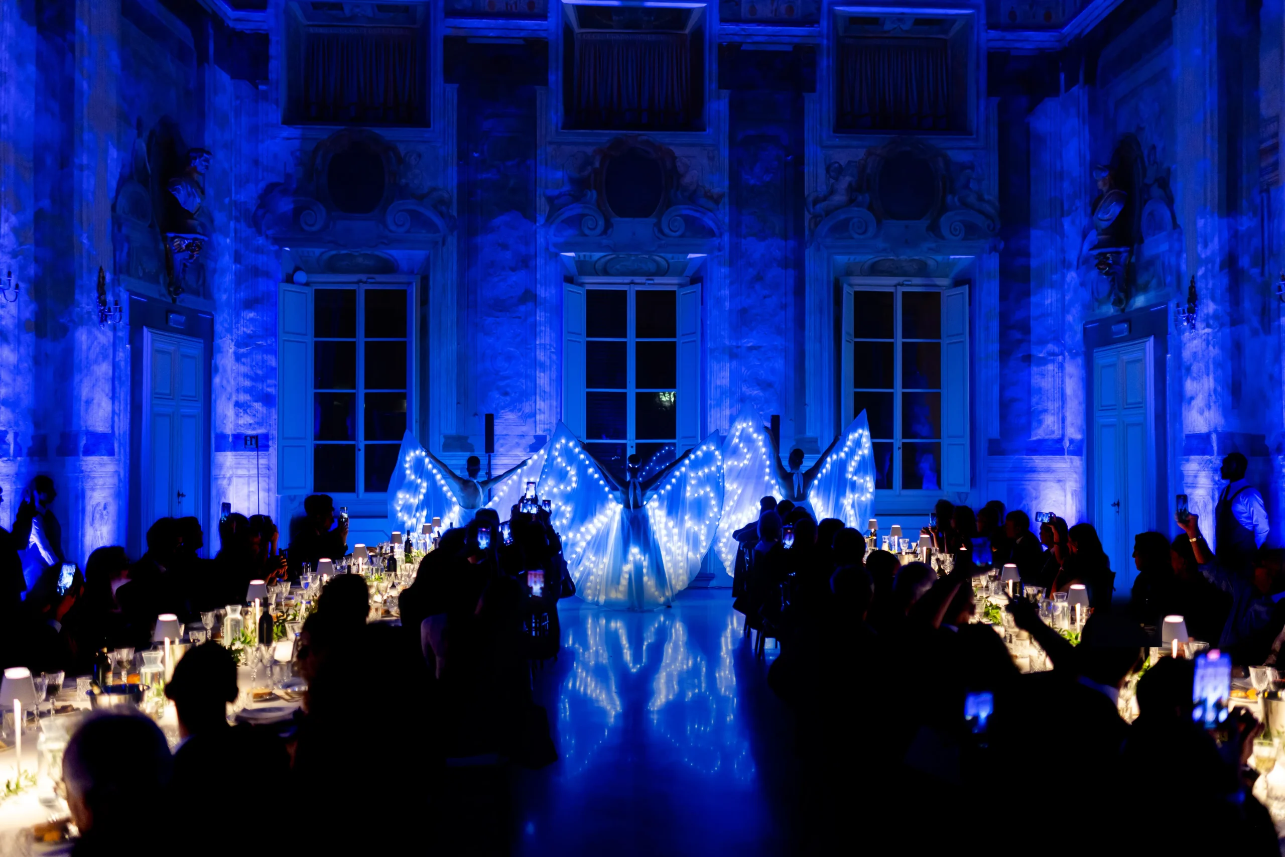 Accoglienza scenografica con Farfalle Luminose durante una cena aziendale a Firenze a Palazzo Pucci