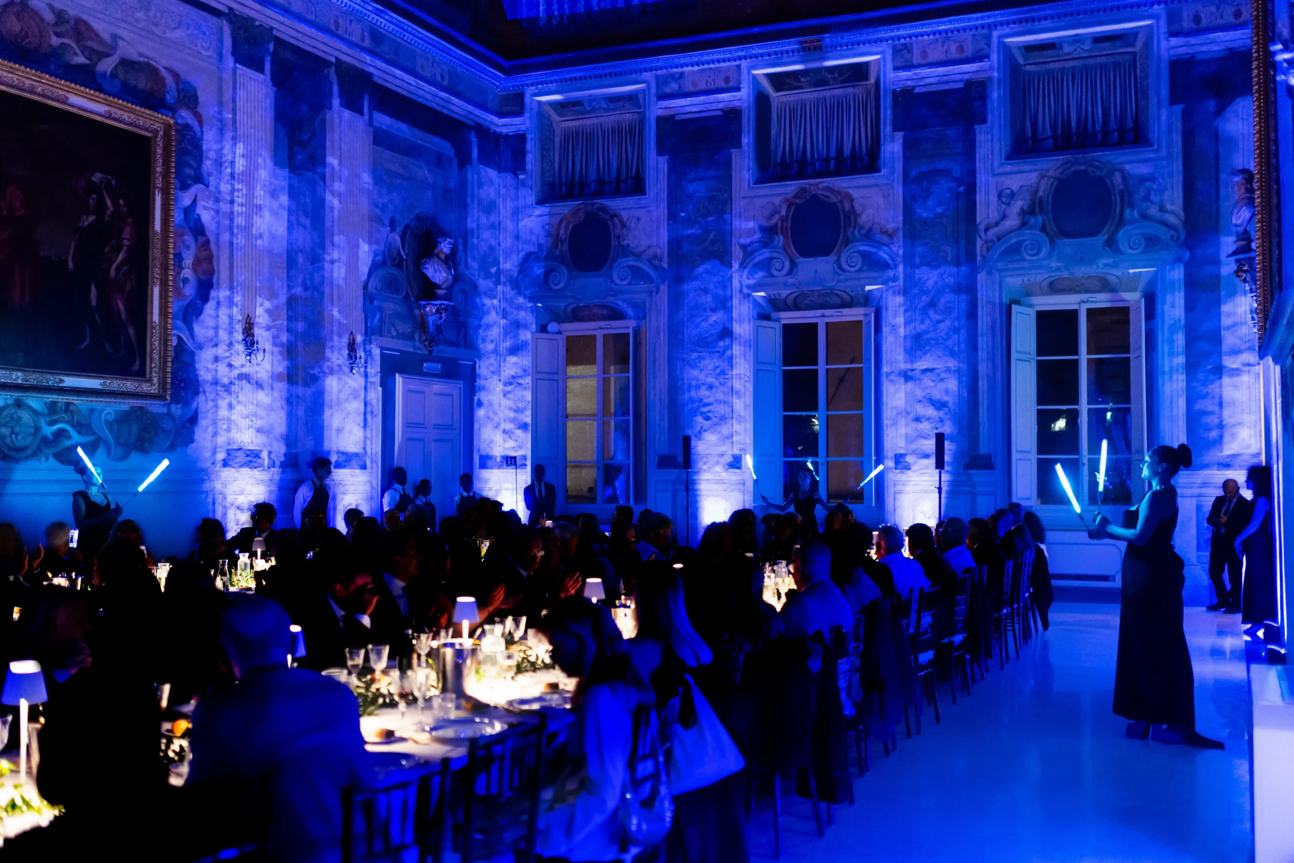 Performance visiva itinerante durante la cena aziendale a Firenze per coinvolgere gli ospiti tra le portate