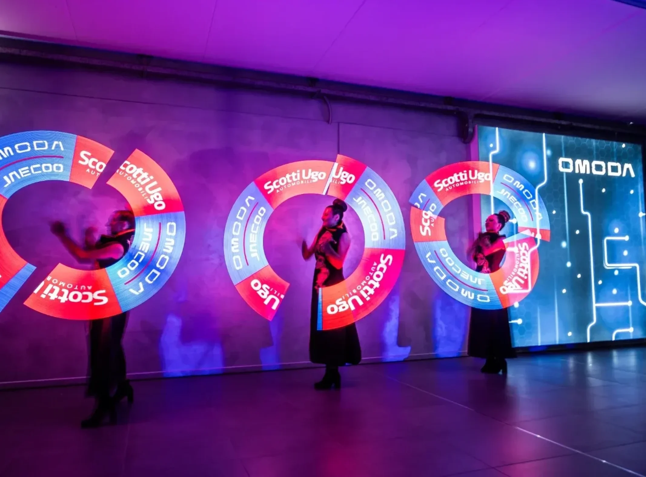 Format artistici per eventi corporate: LED show personalizzato di Lumen Invoco con proiezione di loghi e grafiche luminose.