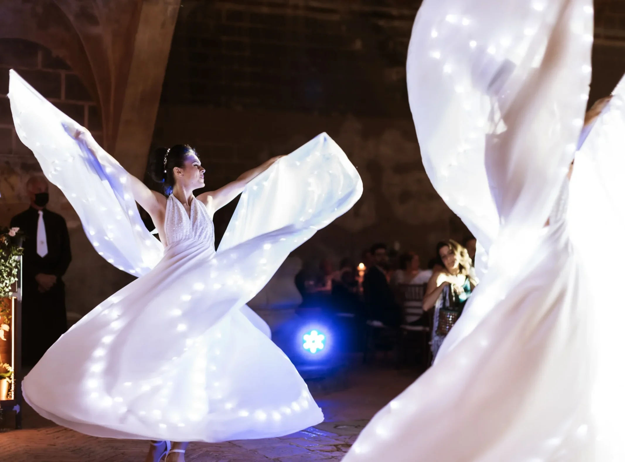 Format Artistici per per compleanni e anniversari speciali. Spettacoli luminosi per feste private con luce e danza. Lumen Invoco.