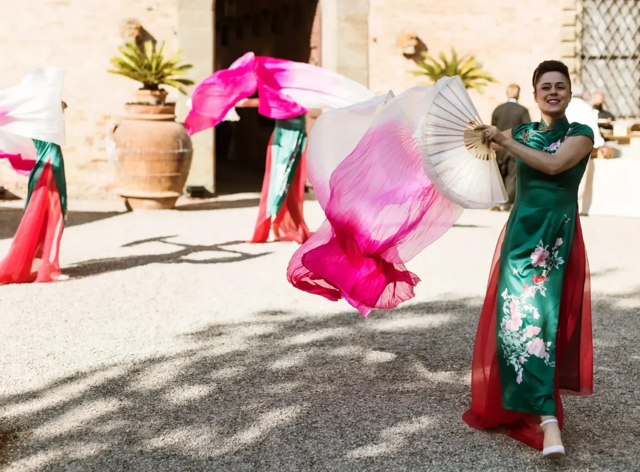 Spettacolo di benvenuto con artiste del team Lumen Invoco per l'accoglienza degli ospiti. Format artistici per eventi in diurna.